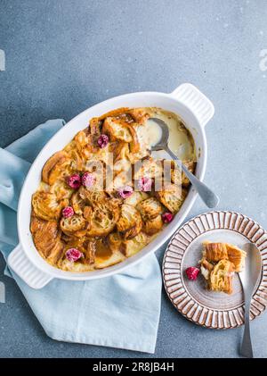 Croissant-Brotpudding mit cremiger Sauce und Vanilleeis sehr leckeres Dessert Stockfoto