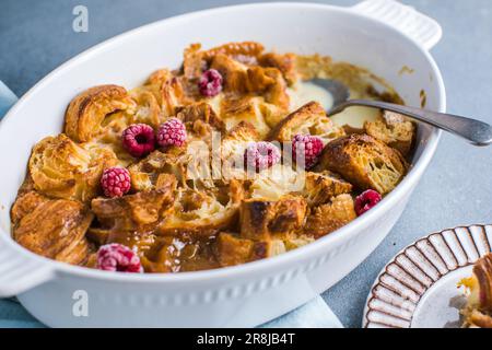 Croissant-Brotpudding mit cremiger Sauce und Vanilleeis sehr leckeres Dessert Stockfoto