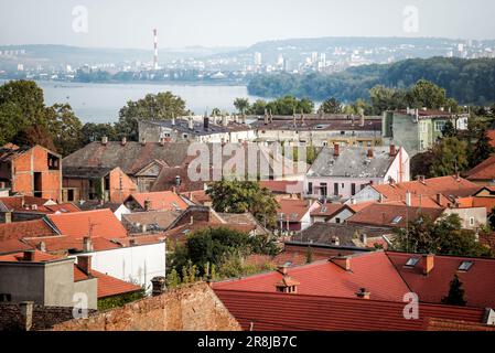 Stadtbild der Zemun-Gemeinde Belgrad, Hauptstadt Serbiens, mit Donau im Hintergrund Stockfoto