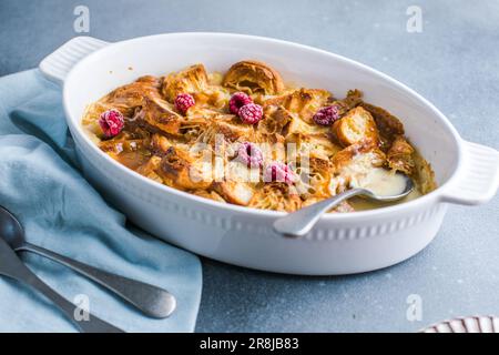 Croissant-Brotpudding mit cremiger Sauce und Vanilleeis sehr leckeres Dessert Stockfoto