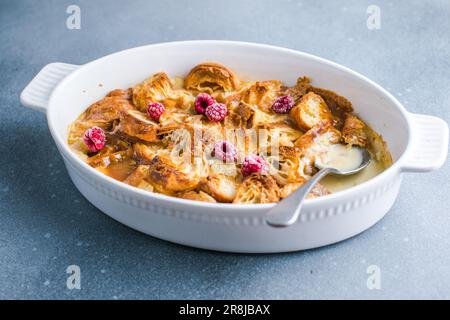 Croissant-Brotpudding mit cremiger Sauce und Vanilleeis sehr leckeres Dessert Stockfoto