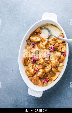 Croissant-Brotpudding mit cremiger Sauce und Vanilleeis sehr leckeres Dessert Stockfoto
