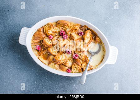 Croissant-Brotpudding mit cremiger Sauce und Vanilleeis sehr leckeres Dessert Stockfoto