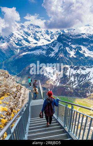 Touristen, die den Nervenkitzel auf dem Birg Mountain Peak in der Schweiz entlang spazieren Stockfoto