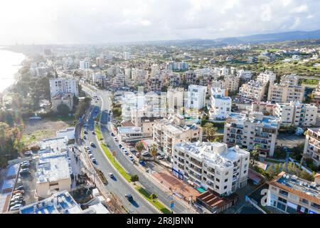 Luftdrone mit Blick auf das Stadtbild von Limassol. Zypern Stockfoto