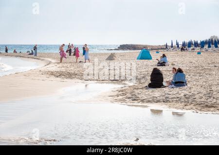 Ayia Napa, Zypern - 25. März 2012: Gäste, die sich vor Beginn der Touristensaison am Nissi Beach ausruhen Stockfoto