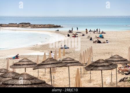 Ayia Napa, Zypern - 25. März 2012: Nissi Beach vor Beginn der Touristensaison Stockfoto