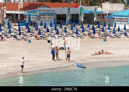 Ayia Napa, Zypern - 25. März 2012: Nissi Beach vor Beginn der Touristensaison Stockfoto