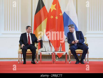 München, Deutschland. 21. Juni 2023. Der chinesische Ministerpräsident Li Qiang trifft sich mit Bayerns Ministerpräsident Markus Soeder im bayerischen Bundesstaat Deutschland. Li besuchte den bayerischen Staat von Juni 20 bis Juni 21 während seines offiziellen Besuchs in Deutschland. Kredit: Ding Haitao/Xinhua/Alamy Live News Stockfoto