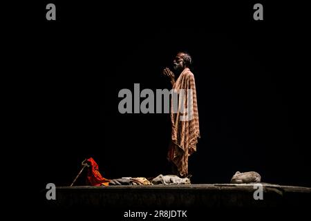 Ein heiliger Mann betet nachts auf den Ghats von Varanasi, Indien Stockfoto