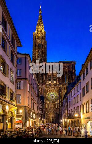 Straßburg, Frankreich - 19. Juni 2023: Straßburger Dom bei Sonnenuntergang von der Rue Merciere aus gesehen, einer engen Fußgängerzone, die zur Kathedrale führt Stockfoto