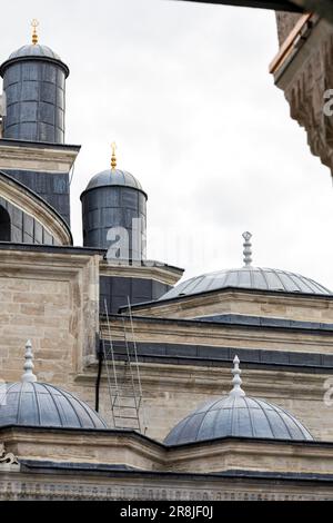 Metallleiter oben an der Kuppel einer Moschee, ohne Leute in der Nähe. Stockfoto