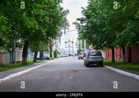 Kolomna, Russland - 30. Mai 2023: Die Straße zur alten Kathedrale in der russischen Stadt Stockfoto