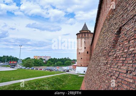 Kolomna, Russland - 30. Mai 2023: Die Mauer des Kolomna-Kremls mit einem Turm Stockfoto