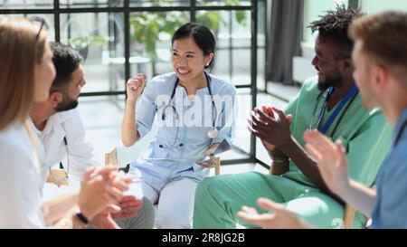 Gruppe von multinationalen Ärzten für die Diskussion der Analyse im Konferenzraum Stockfoto