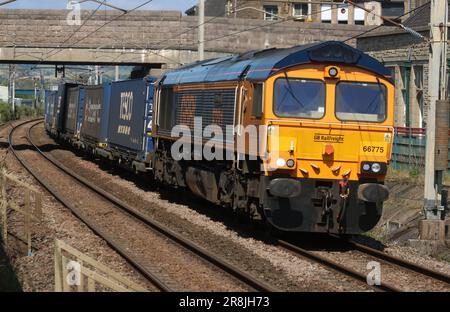 GB Railfreight Klasse 66 Diesel-Elektro Loco, 66775, transportiert Container mit Tesco-Zug durch Carnforth auf der West Coast Main Line Juni 21. 2023. Stockfoto