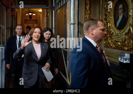 Washington, Vereinigte Staaten Von Amerika. 21. Juni 2023. US-Vizepräsident Kamala Harris kommt, um eine Stimmengleichheit für die Nominierung von Natasha C. Merle zu brechen Bezirksrichter für den Eastern District of New York, im US Capitol in Washington, DC, Mittwoch, 21. Juni 2023. Kredit: Rod Lamkey/CNP/Sipa USA Kredit: SIPA USA/Alamy Live News Stockfoto