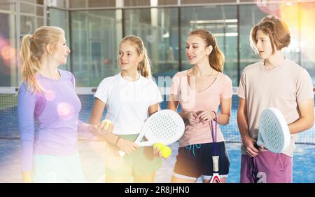 Porträt von vier Tennisspielern, die aktuelle Themen diskutieren Stockfoto