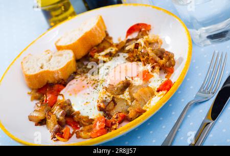 Spiegeleier mit Speck und Tomaten Stockfoto