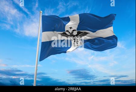 Flagge der Hellenischen Völker Albanien Griechen, nördliche Epiroten am Himmel, Panoramablick. Flagge, die ethnische Gruppe oder Kultur, regionale Behörden repräsentiert. C Stockfoto