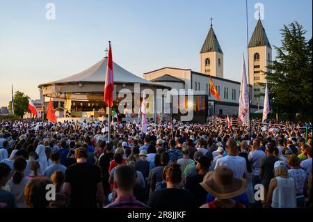 Heilige Messe unter dem Vorsitz von Petar Palić, dem Bischof von Mostar-Duvno, während des Mladifests 2022, dem Jugendfestival, in Medjugorje. Stockfoto