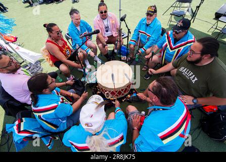 Mississauga, Kanada. 21. Juni 2023. Eine indigene Band tritt am 21. Juni 2023 anlässlich des National Indigenous Peoples Day in Mississauga im Großraum Toronto, Kanada, auf. Kredit: Zou Zheng/Xinhua/Alamy Live News Stockfoto