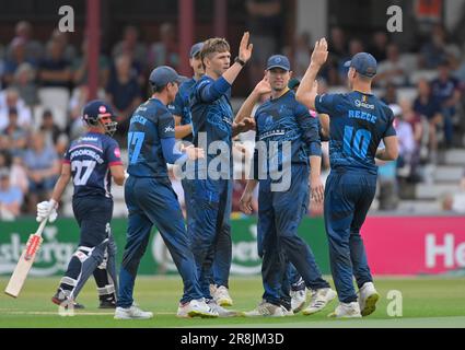 Northampton 21 . Juni 2023 : Derbyshire Falcons feiert die LBW von Ricardo Vasconcelos aus Northamptonshire , gebowlt von Alex Thomson von Derbyshire Falcons während des Vitality T20 Blast-Spiels zwischen Northamptonshire Steelbacks und Derbyshire Falcons im County Ground Northampton England . Stockfoto