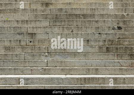 Eine Treppe ist eine Konstruktion, die mehrere Räume in verschiedenen Höhen miteinander verbindet. Es besteht aus Stufen Stockfoto