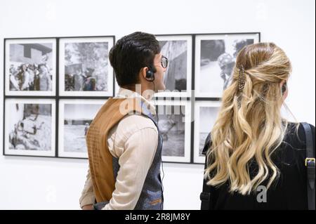 Besucher, die sich Bilder ansehen. Der italienische Architekt Renzo Piano nahm an der Einweihungszeremonie für das neue Gebäude des Istanbul Modern Museum am Ufer von Karakoy Teil. In einer Pressekonferenz präsentierten der Vorsitzende von Istanbul Modern, Oya Eczacibasi und Renzo Piano, der Designer des Gebäudes, das Konzept und die Vision des Museums, während eine Führung Räumlichkeiten und Sammlungen von türkischen zeitgenössischen Künstlern und Fotografen vorstellte. Stockfoto