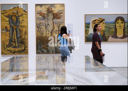 Besucher sahen die Ausstellung „Exhibition Floating Island (Yuzen Adalar)“. Der italienische Architekt Renzo Piano nahm an der Einweihungszeremonie für das neue Gebäude des Istanbul Modern Museum am Ufer von Karakoy Teil. In einer Pressekonferenz präsentierten der Vorsitzende von Istanbul Modern, Oya Eczacibasi und Renzo Piano, der Designer des Gebäudes, das Konzept und die Vision des Museums, während eine Führung Räumlichkeiten und Sammlungen von türkischen zeitgenössischen Künstlern und Fotografen vorstellte. (Foto: Valeria Ferraro/SOPA Images/Sipa USA) Stockfoto