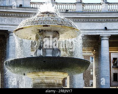 Foto des Brunnens in St. Petersplatz, Vatikanstadt. Die Wassertröpfchen erscheinen in der Luft gefroren. Stockfoto