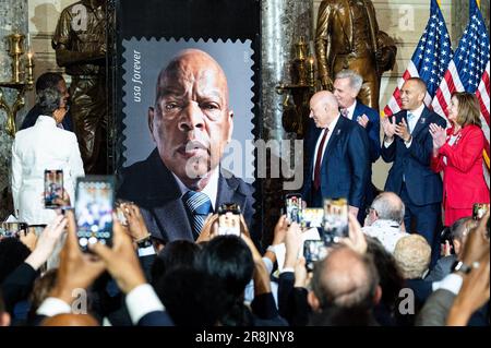 Washington, Usa. 21. Juni 2023. Zeremonie zur Enthüllung der Briefmarke des Kongressabgeordneten John Lewis in der Statuary Hall im U.S. Capitol. (Foto: Michael Brochstein/Sipa USA) Guthaben: SIPA USA/Alamy Live News Stockfoto