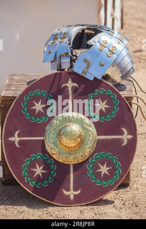 antike römische Schutzschilde und Rüstungen vom Parma-Typ. Reproduktionen römischer militärischer Ausrüstung Stockfoto