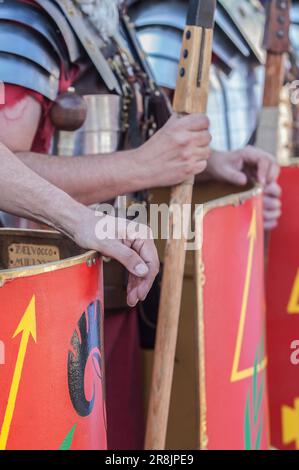 Reendarsteller als römische Legionäre in Formation. Hände halten Pila und Speere Stockfoto