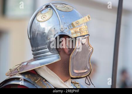 Reenaktor mit galea, antiker römischer Helm. Römische Nachbildung der persönlichen Ausrüstung des Militärs Stockfoto