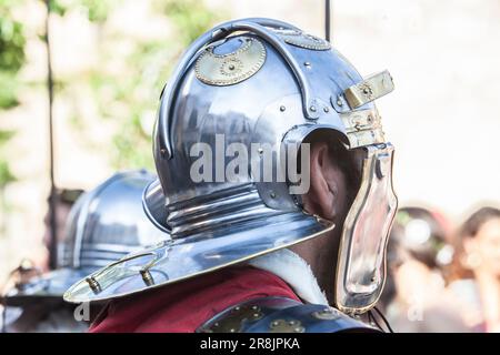 Reendarsteller tragen einen galea, einen alten römischen Helm. Römische Nachbildung der persönlichen Ausrüstung des Militärs Stockfoto