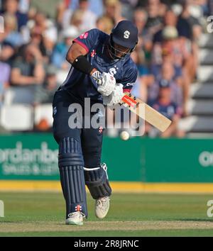 Northampton 21 - Juni 2023 : Emilio Gay of Northamptonshire während des Vitality T20 Blast Match zwischen Northamptonshire Steelbacks gegen Derbyshire Falcons im County Ground Northampton England . Stockfoto