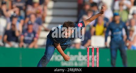 Northampton 21 - Juni 2023 : Zaman Khan of Derbyshire Falcons während des Vitality T20 Blast Match zwischen Northamptonshire Steelbacks vs Derbyshire Falcons im County Ground Northampton England . Stockfoto