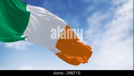 Irische Nationalflagge, die im Wind weht. Vertikale dreifarbige Farbe: Grün, weiß und orange. Mitglied der Europäischen Union. Rendern der 3D-Darstellung. Flattern Stockfoto