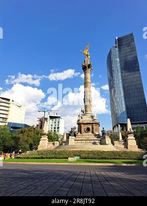 Mexiko-Stadt, Mexiko - 24 2023. April: Das Denkmal des Unabhängigkeitsengels ist eine Ehrensäule an der Paseo de la Reforma Avenue, einem kulturellen Symbol Stockfoto