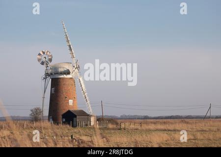 Pferdewindpumpe in der Abenddämmerung im Februar, Norfolk, England, Großbritannien Stockfoto