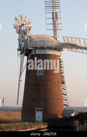 Pferdewindpumpe in der Abenddämmerung im Februar, Norfolk, England, Großbritannien Stockfoto