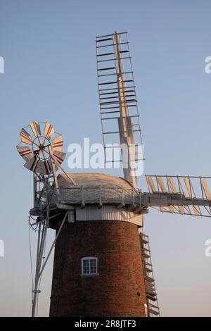 Pferdewindpumpe in der Abenddämmerung im Februar, Norfolk, England, Großbritannien Stockfoto