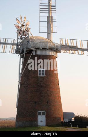 Pferdewindpumpe in der Abenddämmerung im Februar, Norfolk, England, Großbritannien Stockfoto