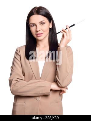 Frau, die einen langen Zigarettenhalter zum Rauchen benutzt, isoliert auf Weiß Stockfoto