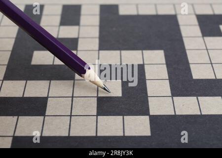 Bleistift und leeres Kreuzworträtsel, Nahaufnahme. Platz für Text Stockfoto