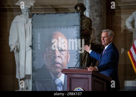 Der Sprecher des Repräsentantenhauses der Vereinigten Staaten, Kevin McCarthy (Republikaner von Kalifornien), spricht während einer Zeremonie zur Enthüllung der verstorbenen Bürgerrechtsikone und des ehemaligen US-Repräsentanten John Lewis (Demokrat von Georgien) in der Statuarienhalle des US Capitol in Washington, DC, Mittwoch, 21. Juni, 2023. Kredit: Rod Lamkey/CNP Stockfoto