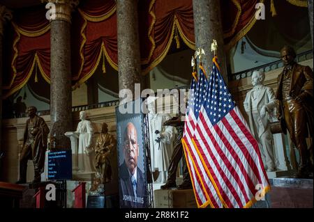 Washington, Vereinigte Staaten. 21. Juni 2023. Die neue Briefmarke USA Forever ist zu Ehren der verstorbenen Bürgerrechtslegende und des ehemaligen US-Repräsentanten John Lewis (Demokrat von Georgien) in der Statuary Hall im US Capitol in Washington, DC, am Mittwoch, den 21. Juni 2023 zu sehen. Kredit: Rod Lamkey/CNP/dpa/Alamy Live News Stockfoto