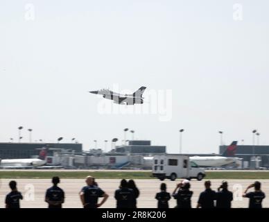 Ein F-16 Fighter Falcon aus dem 148. Fighter Wing startet an der Minneapolis-St. Paul International Airport in St. Paul, Minn., 20. Juni 2023. Der 133. Airlift Wing veranstaltete eine Tour, bei der Schüler der Mittel- und Oberstufe der Aviation Career Education Academy der Organisation der Black Aerospace Professional eine Tour durch eine C-130 Hercules und eine F-16 Fighting Falcon absolvierten, um ihnen Karrierechancen im Bereich der Militärluftfahrt zu eröffnen. (USA Air National Guard Foto von Amy M. Lovgren) Stockfoto