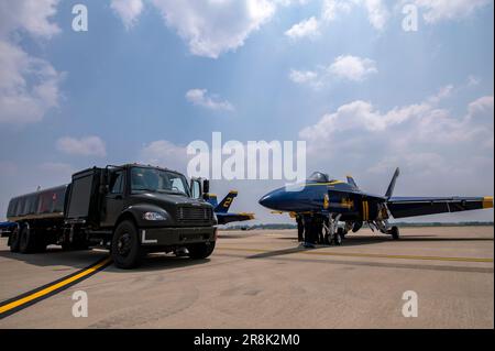 EIN US-AMERIKANISCHER Der Navy Blue Angel erwartet das Betanken mit einem 121. Air Tanken Flügel Tankwagen auf der Fluglinie vor einer Show auf der Rickenbacker Air National Guard Base während der Columbus Airshow am 17. Juni 2023. Auf der Flugschau waren mehr als 20 Militär- und Zivilflugzeuge zu sehen, darunter ein KC-135 Stratotanker aus dem 121. Air Tanken Flügel, der als Basis für Einsätze für Militärflugzeuge diente, die an der Show teilnahmen. (USA Air National Guard Foto von Tech. Sgt. Wendy Kuhn) Stockfoto